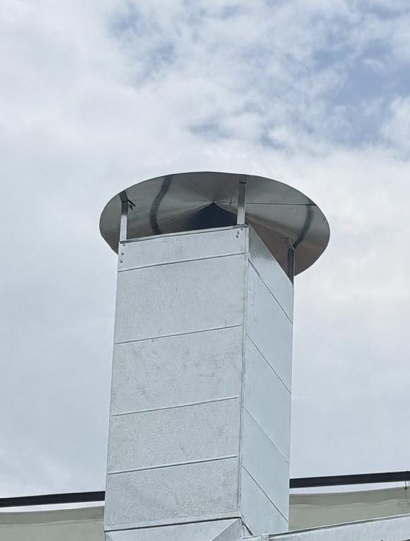 Chimenea y ducto de extracción de lámina galvanizada instalados por SEGA en azotea, Nuevo León