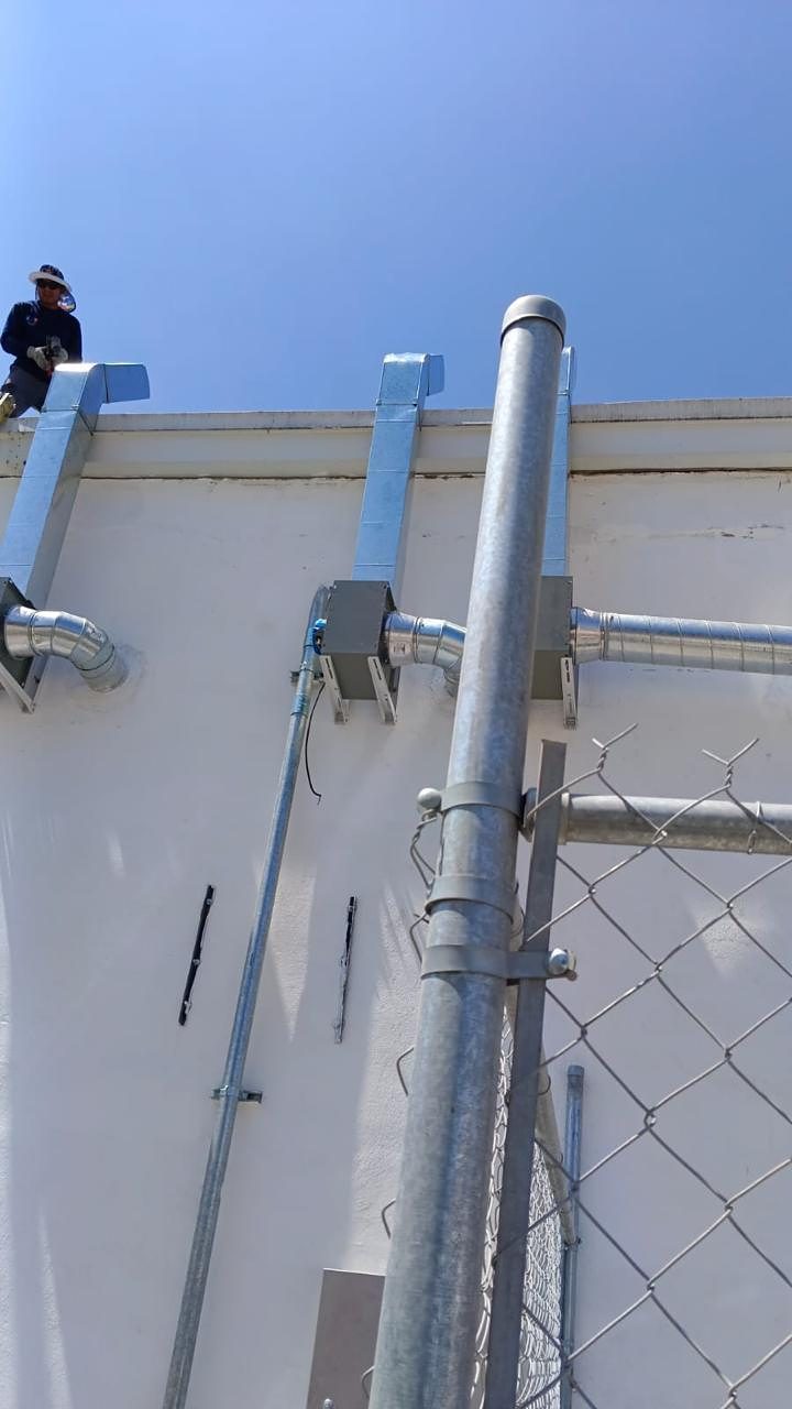 Ductos de ventilación instalados en muro exterior